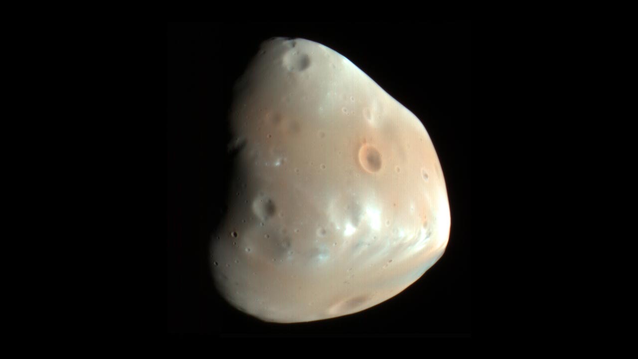 Deimos asteroid impact may explain its smooth surface